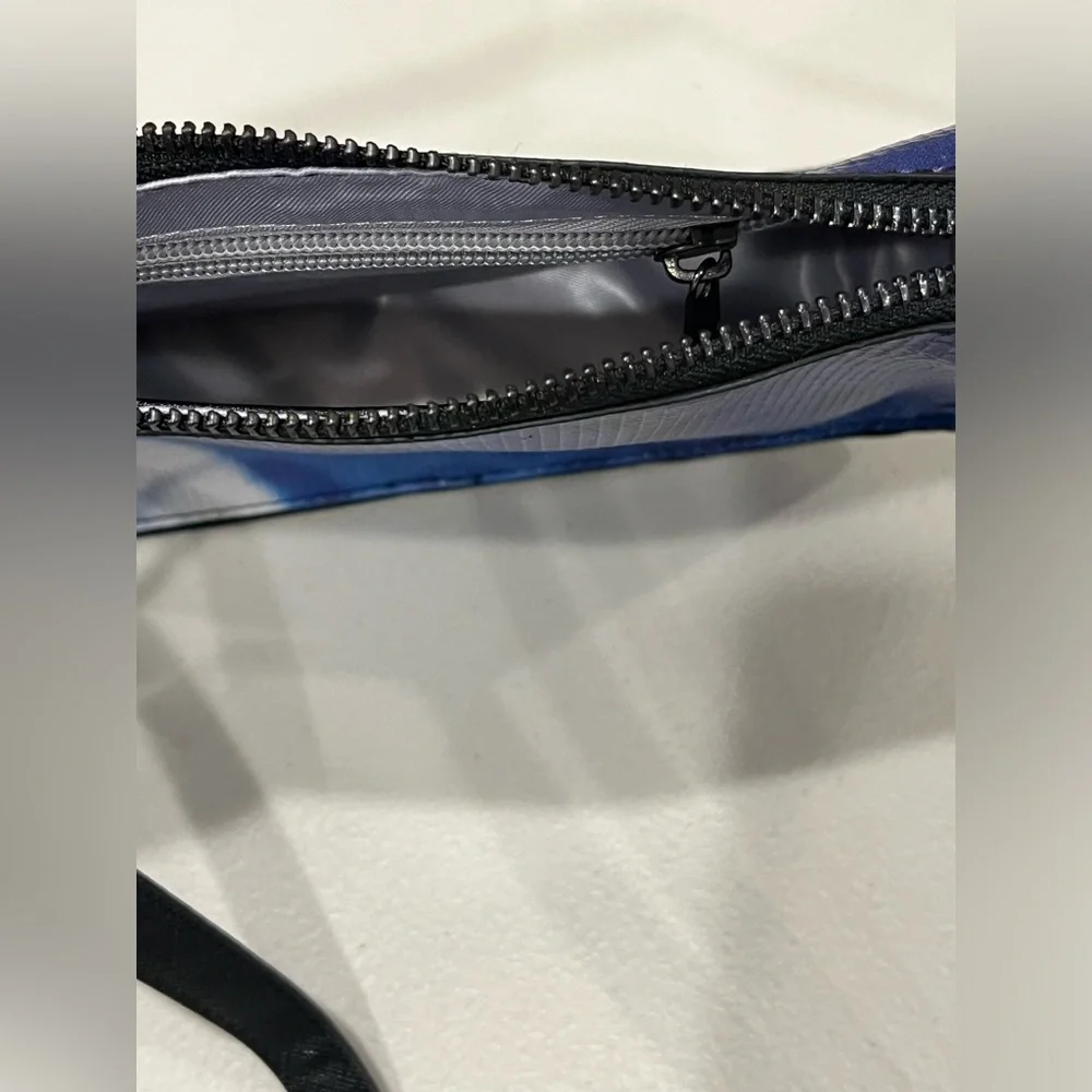 NEW Rareform “Rae” Crossbody Repurposed Billboard Vinyl Blue & Black Crossbody - Picture 4 of 6